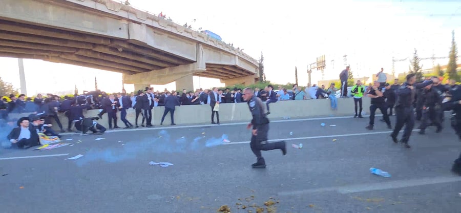 הקצינים "החשובים" שעומדים בשורה ואחרי ההוראה נזרק רימון ישירות על המפגינים בכינון ישיר