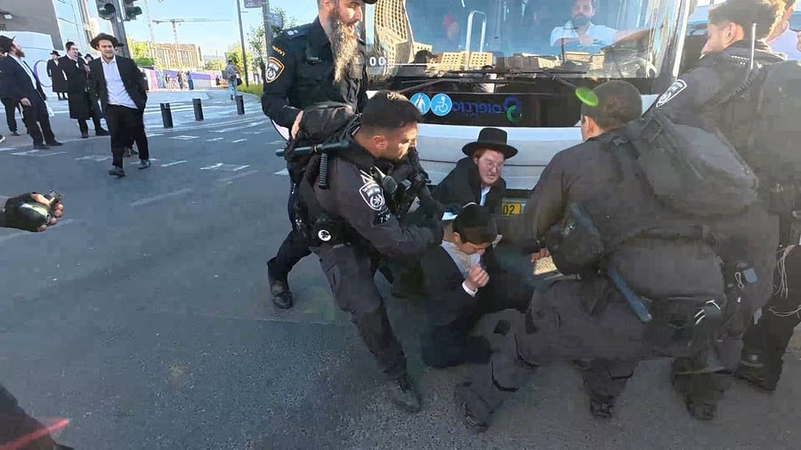 שניה 38 הוא נראה מכבה את המצלמה לפני שהוא זורק את הרימון ישירות על המפגינים