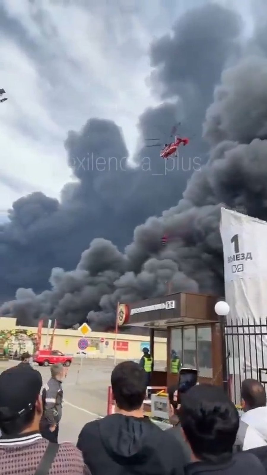 מסוק כיבוי מסוג Ka-32 של מערך הכיבוי במוסקבה נלחם בשריפה הגדולה שפרצה בבית הזיקוק בקפוטניה,