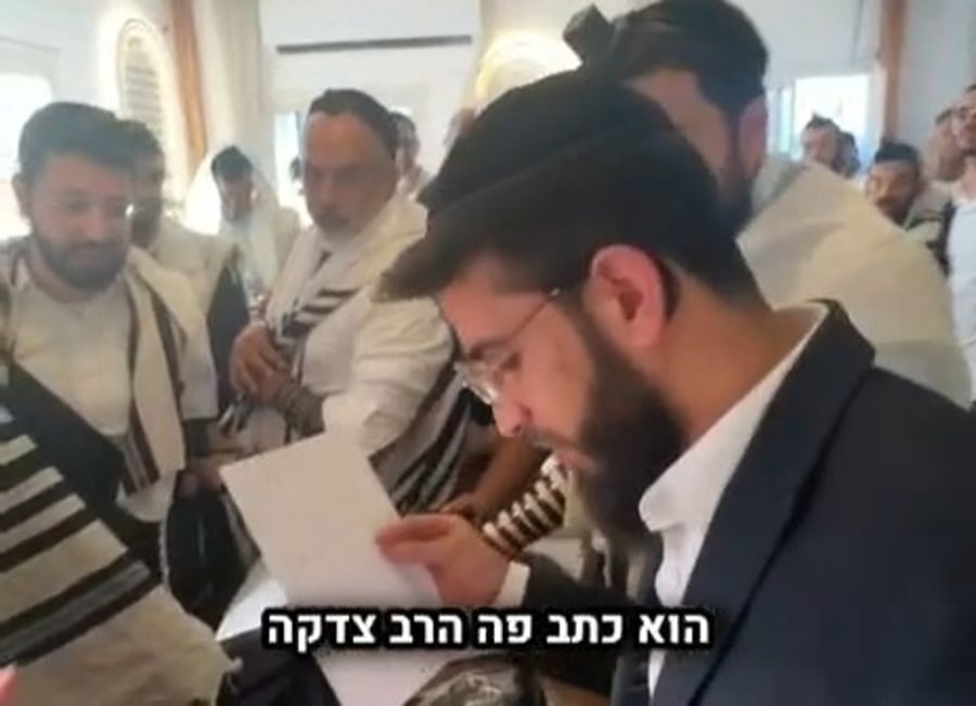 הרב יעקב בוכריס מעביר את המכתב