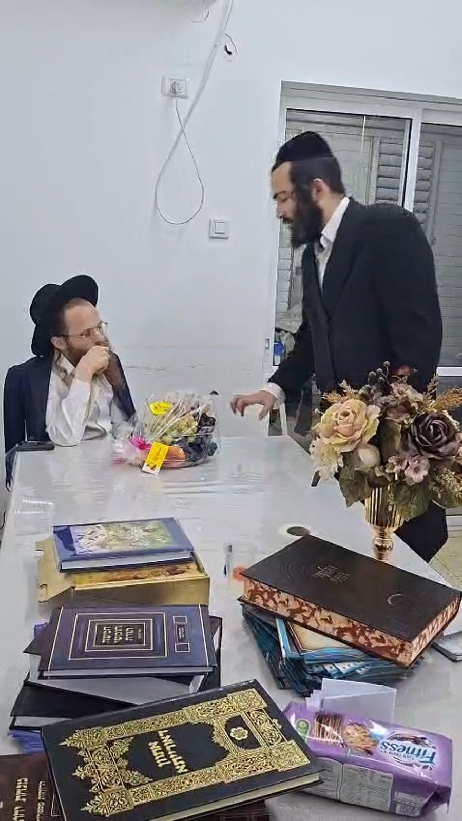 משה כהן מעניק פירות ליחזקאל דרוטמן