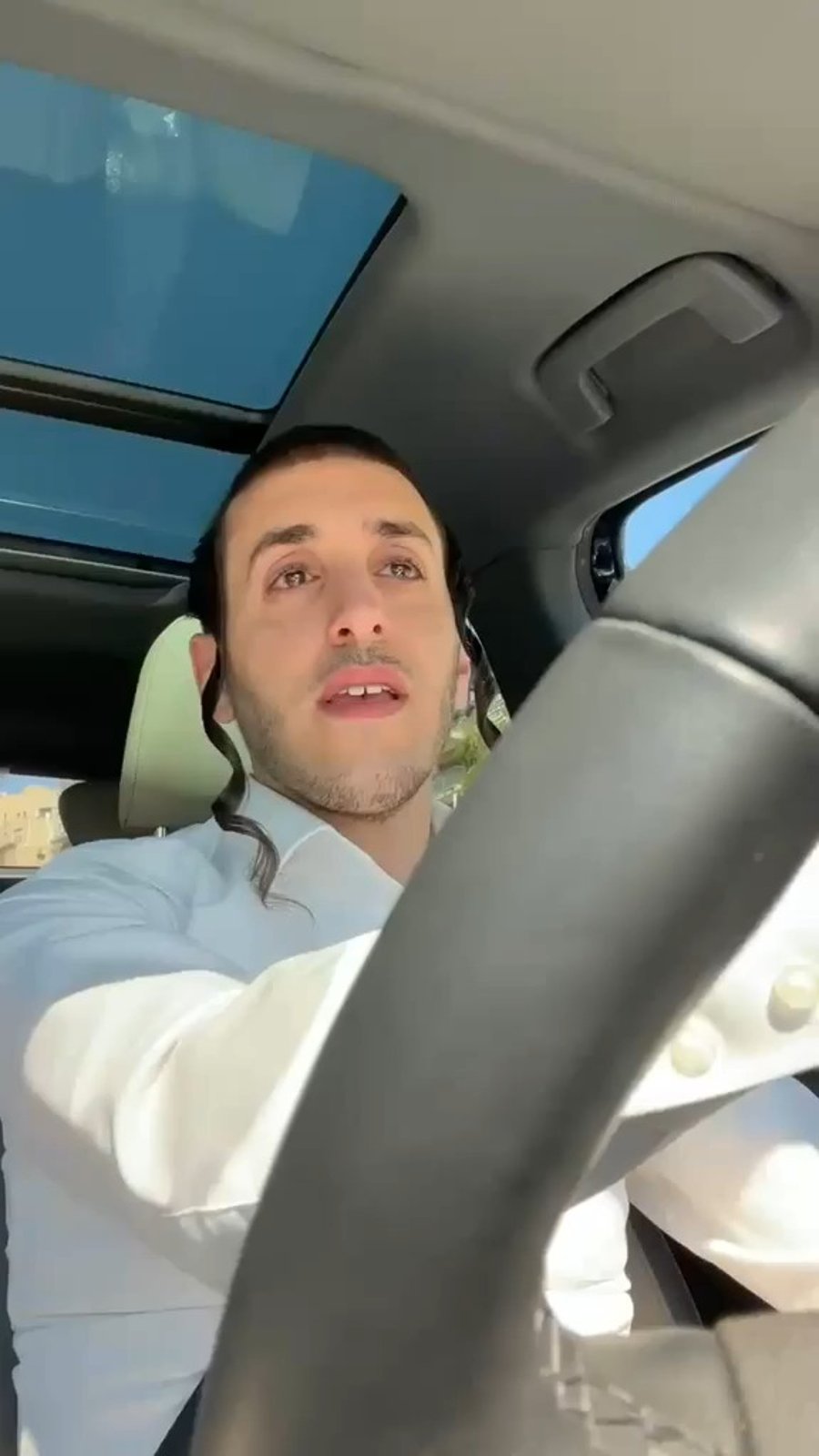 שמוליק סוכות בדרכו לשמח את הילד החולה ז"ל