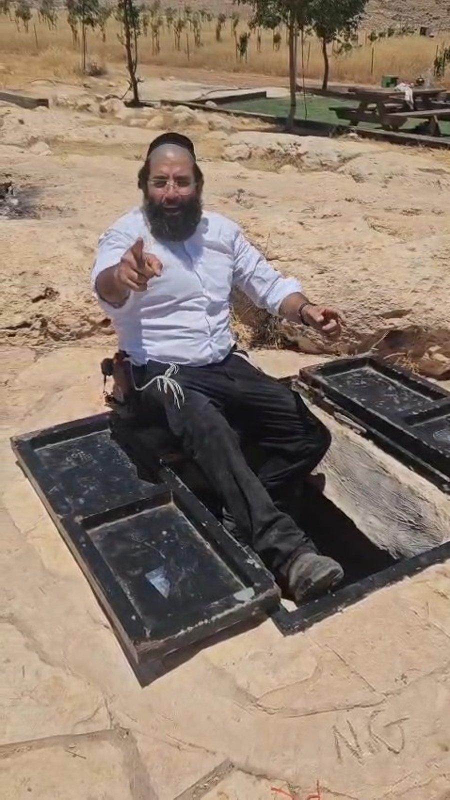 בור מים עתיק הצופה לנחל מכמש. צולם במסגרת שיעורי ספר שמואל בכולל דורשי ציון עת יצאו האברכים עם מגיד השיעור מראשי הכולל המקובל הרב נתנאל ניר לסיור בעקבות שאול ויונתן באיזור נחל מכמש. הגר"נ ניר הטעים דבריו שיתכן שבבור המים טבלו שאול יהונתן ואנשיהם.