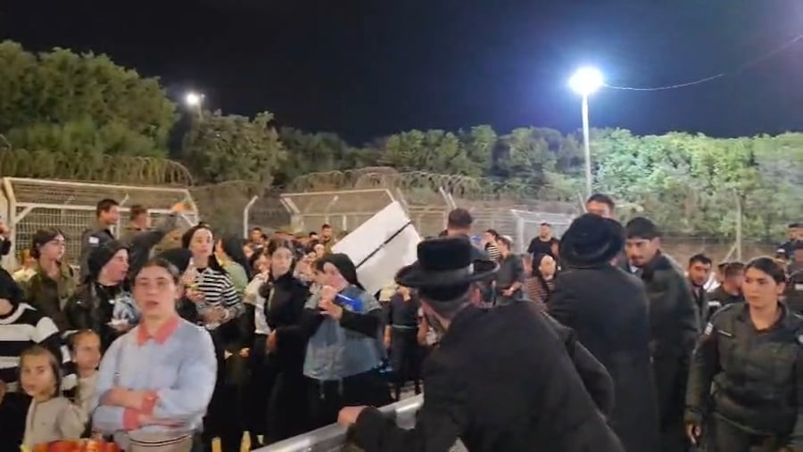 המחאה החריגה מחוץ לכלא 10