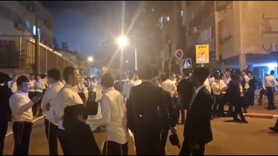 בחורים מתגודדים באישון ליל ברחוב הרב הירש
