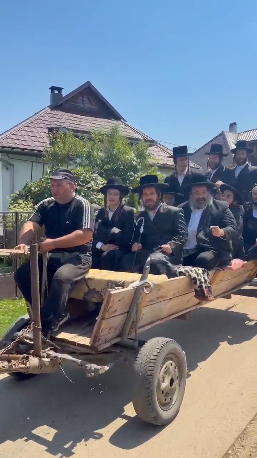 האדמו"ר מקרעטשניף כפר עטה על סוס ועגלה