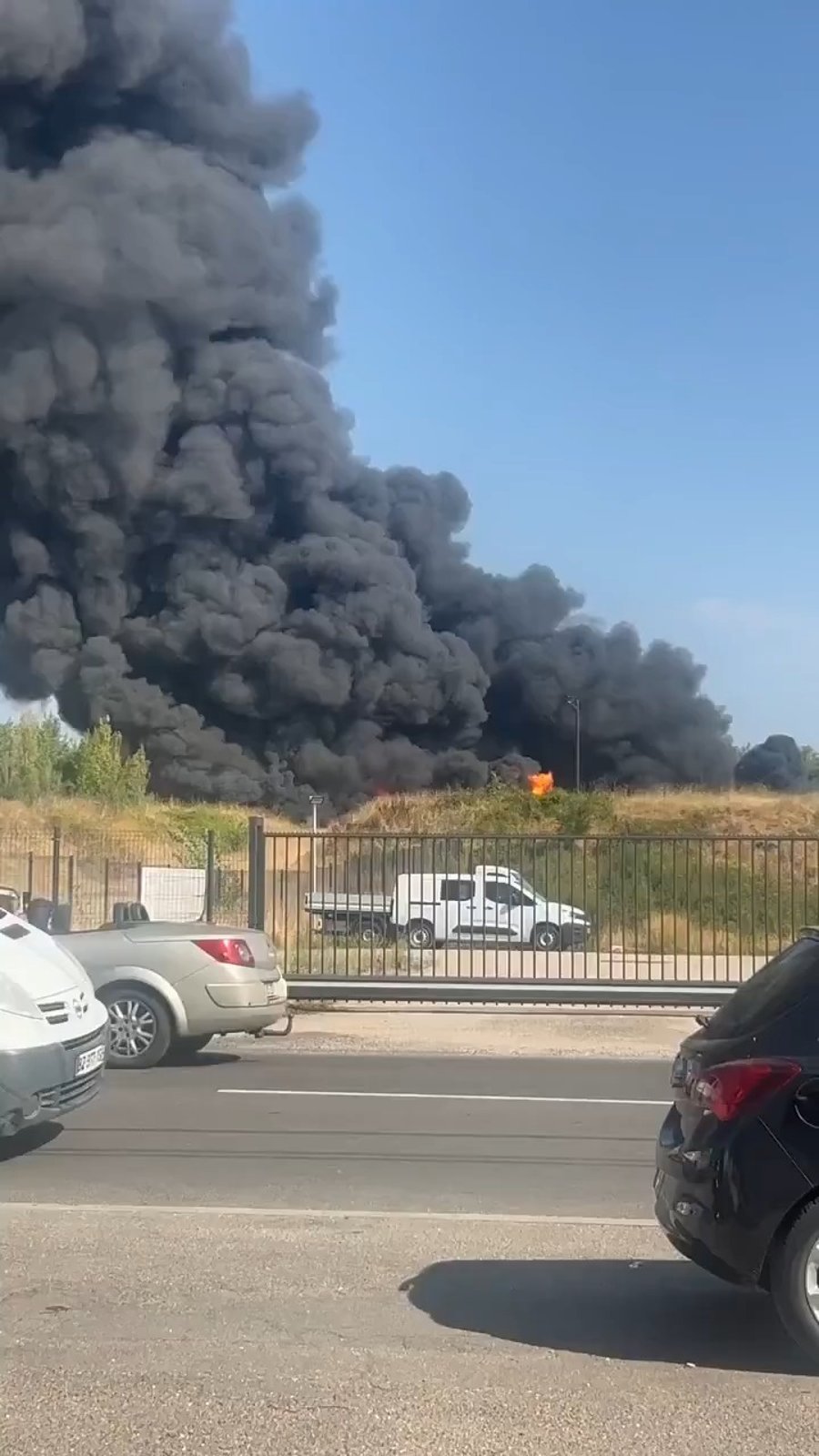 מחסן החומרים הכימיים עולה באש