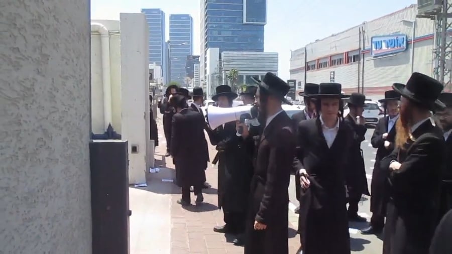 נכד האדמו"ר מבוהוש בהפגנת הקיצוניים