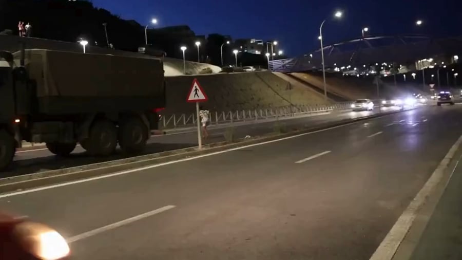 מהגרים מזנקים מהמשאיות בדרך לגבול