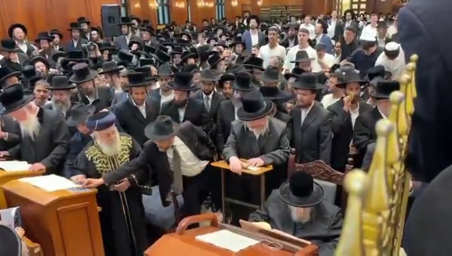 אמירת סליחות מרגשת בבעלז