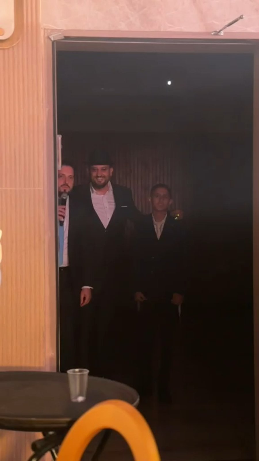 הזמר משה דוויק מכניס את חתן הבר מצווה