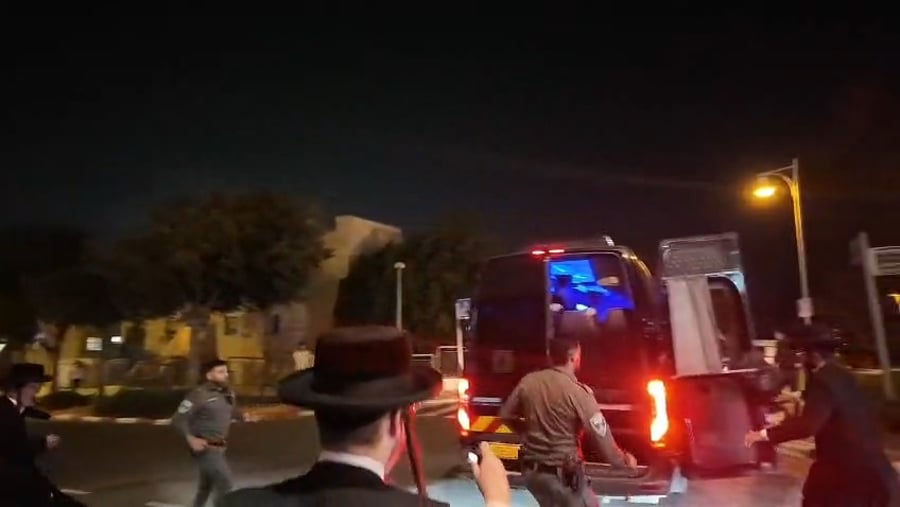 מהמהומות במקום