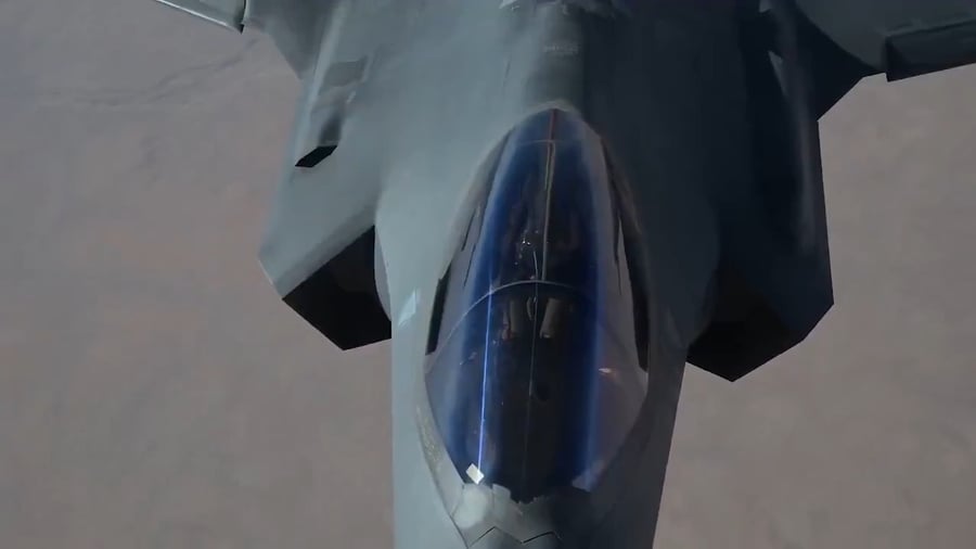 מטוסי F-35A של חיל האוויר האמריקאי ממלאים דלק