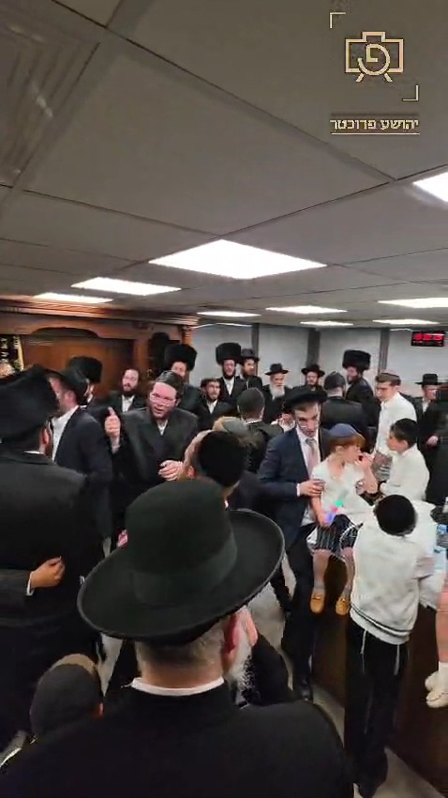 הכנסת ספר תורה באשדוד | צילום: יהושע פרוכטר