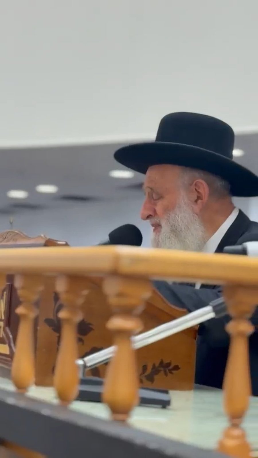 הגאון רבי ראובן אלבז שליט"א בקבלת עול מלכות שמים במעמד הסליחות