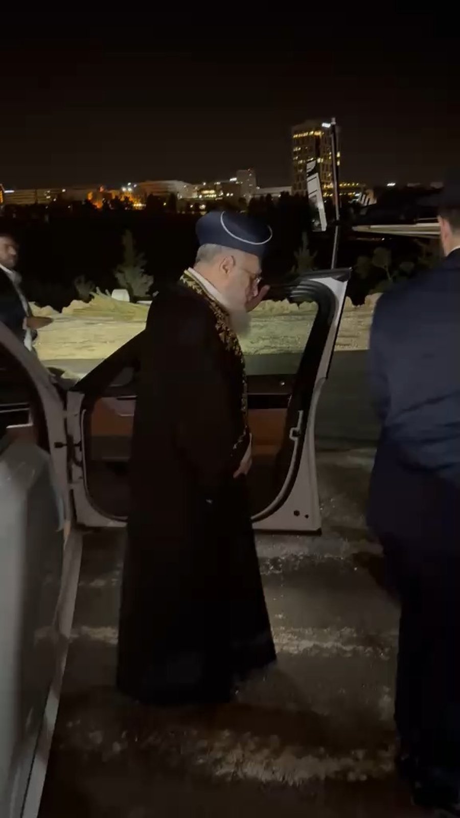הראשון לציון שליט"א עולה למסוק בדרכו לצפון הארץ