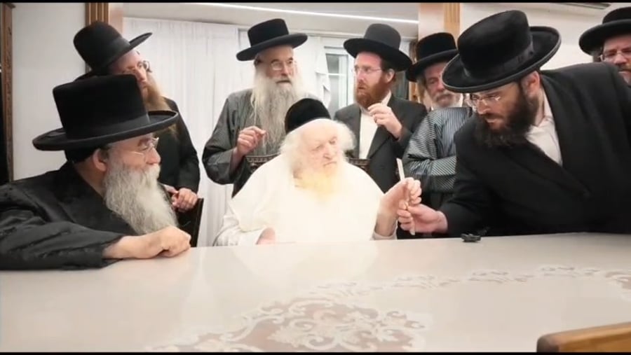 מרן הגר"מ שטרנבוך שליט"א בבדיקת סכיני השחיטה