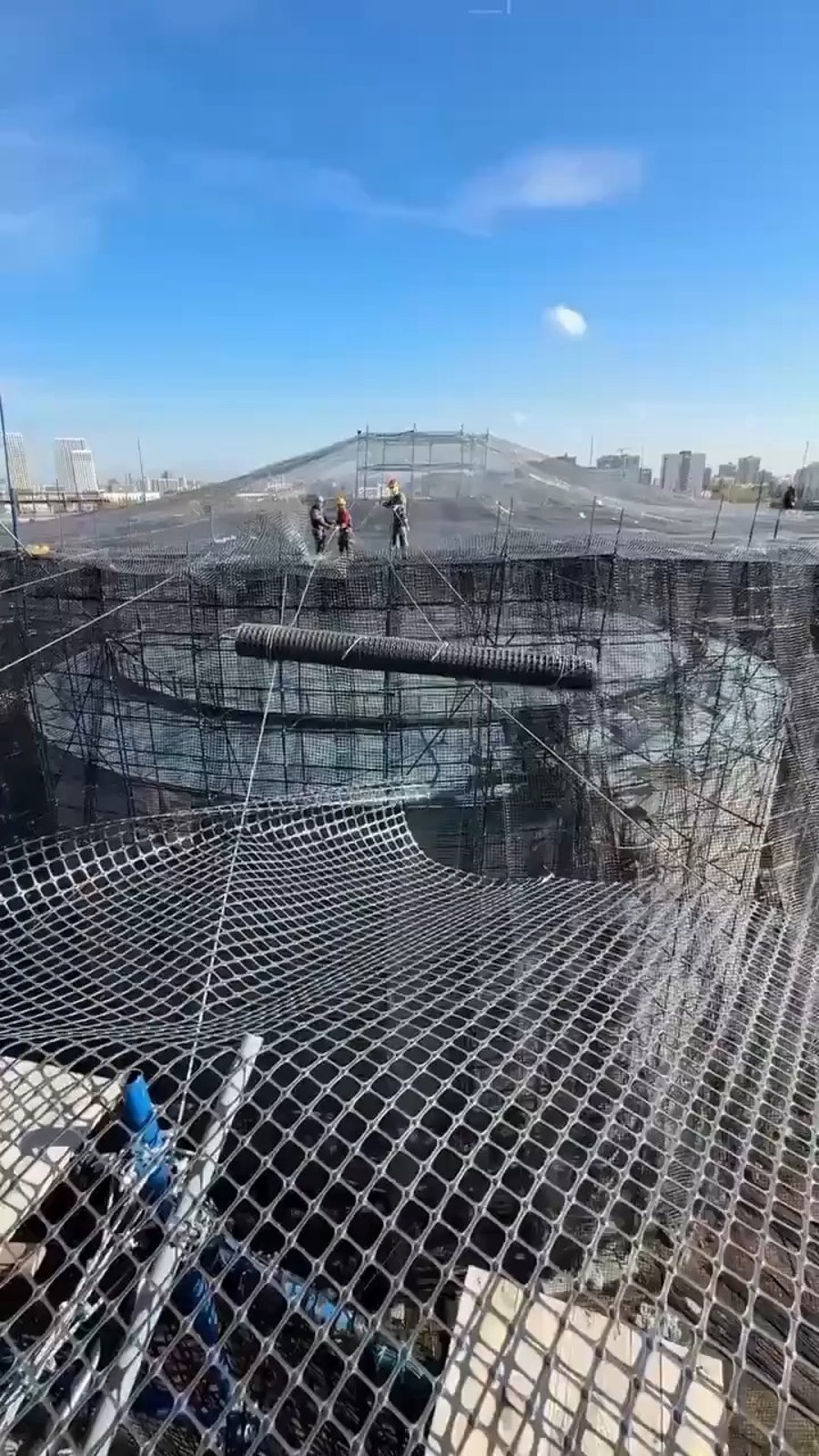 המבצר המוזר שצמח בלב מתקני הזיקוק ברוסיה