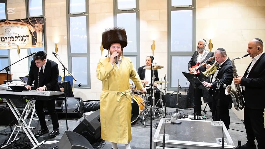 הקבלת פני רבו בישיבת חברון | צילום: שוקי לרר