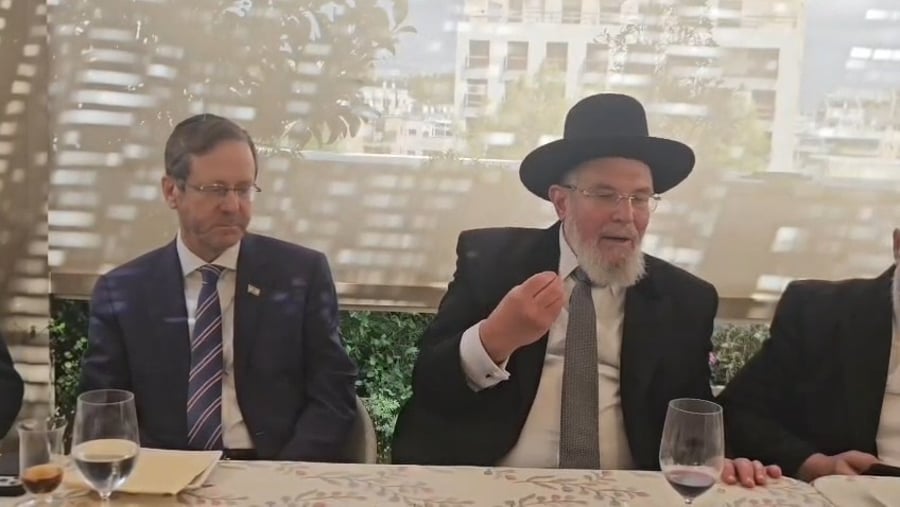 הרב הראשי הגאון רבי קלמן בר שליט"א עם נשיא המדינה הרצוג