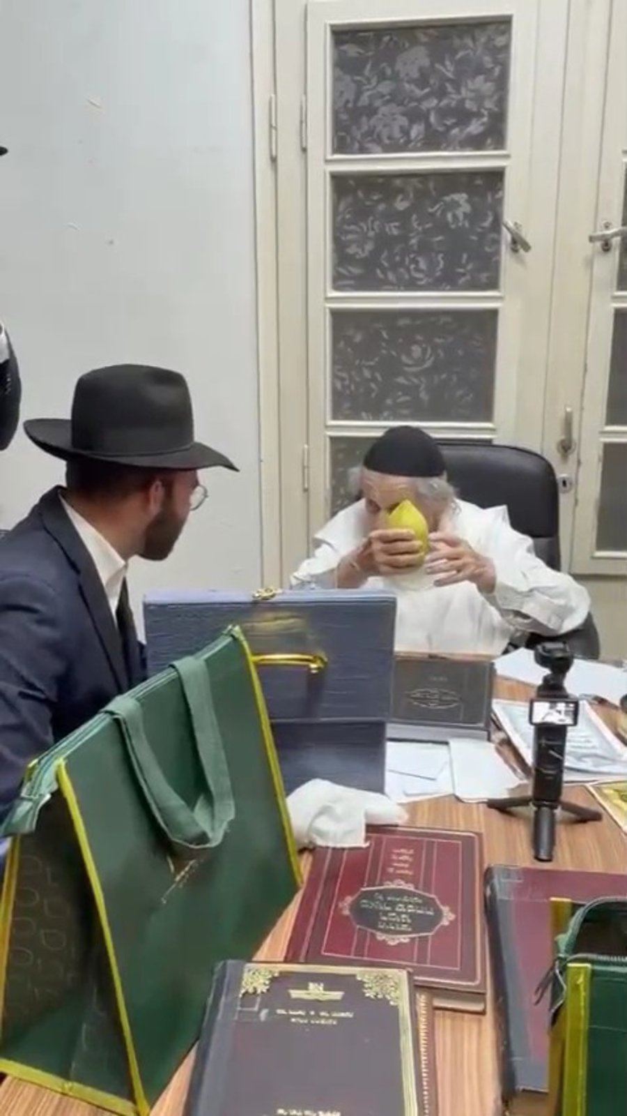 מרן ראש הישיבה הגאון רבי דב לנדו שליט"א בבדיקת אתרוגים