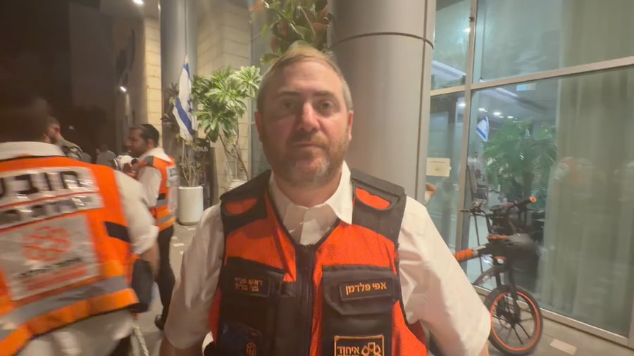 אפי פלדמן, ראש סניף איחוד הצלה בבני ברק, מעדכן על פינוי שני אנשי צוות שנפגעו