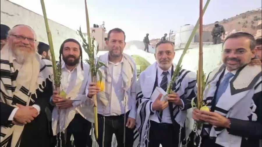 ראש מועצת שומרון יוסי דגן וחברי הכנסת צבי סוכות, אוריאל בוסו וארז מלול בקבר יוסף הבוקר