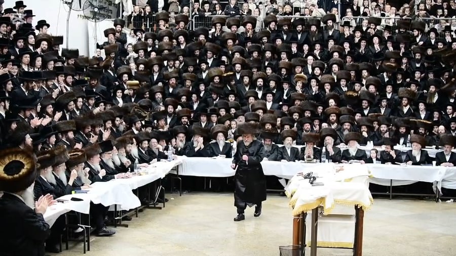 הקפות שניות בחצר הקודש רחמסטריווקא | צילום: שוקי לרר