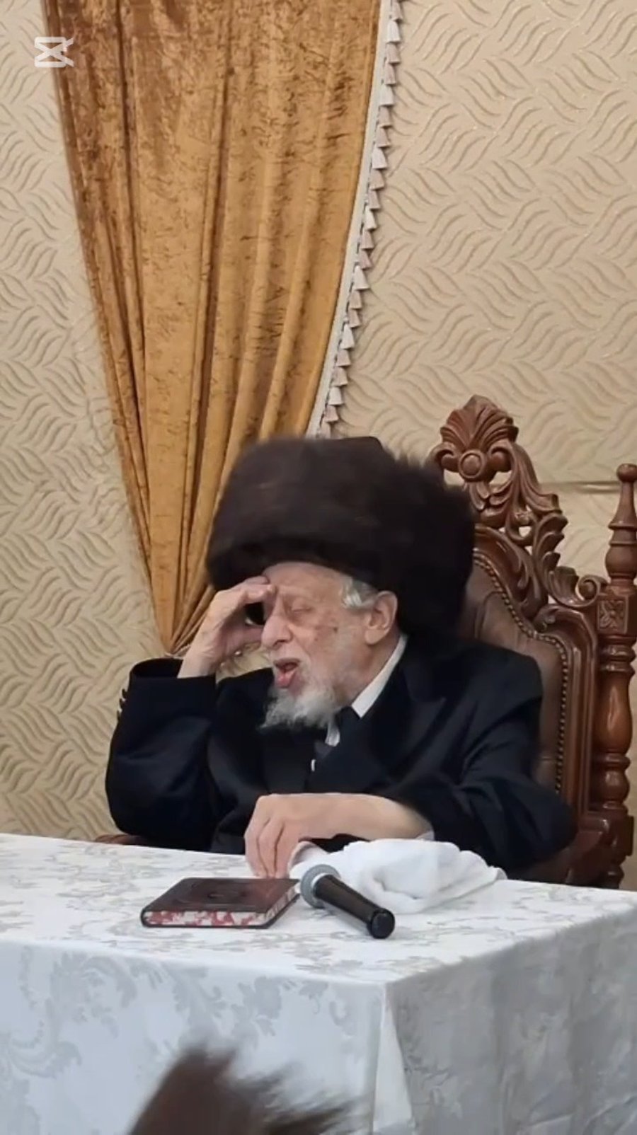 האדמו"ר מקופיטשניץ שליט"א בטיש חול המועד סוכות | צילום: באדיבות המצלם