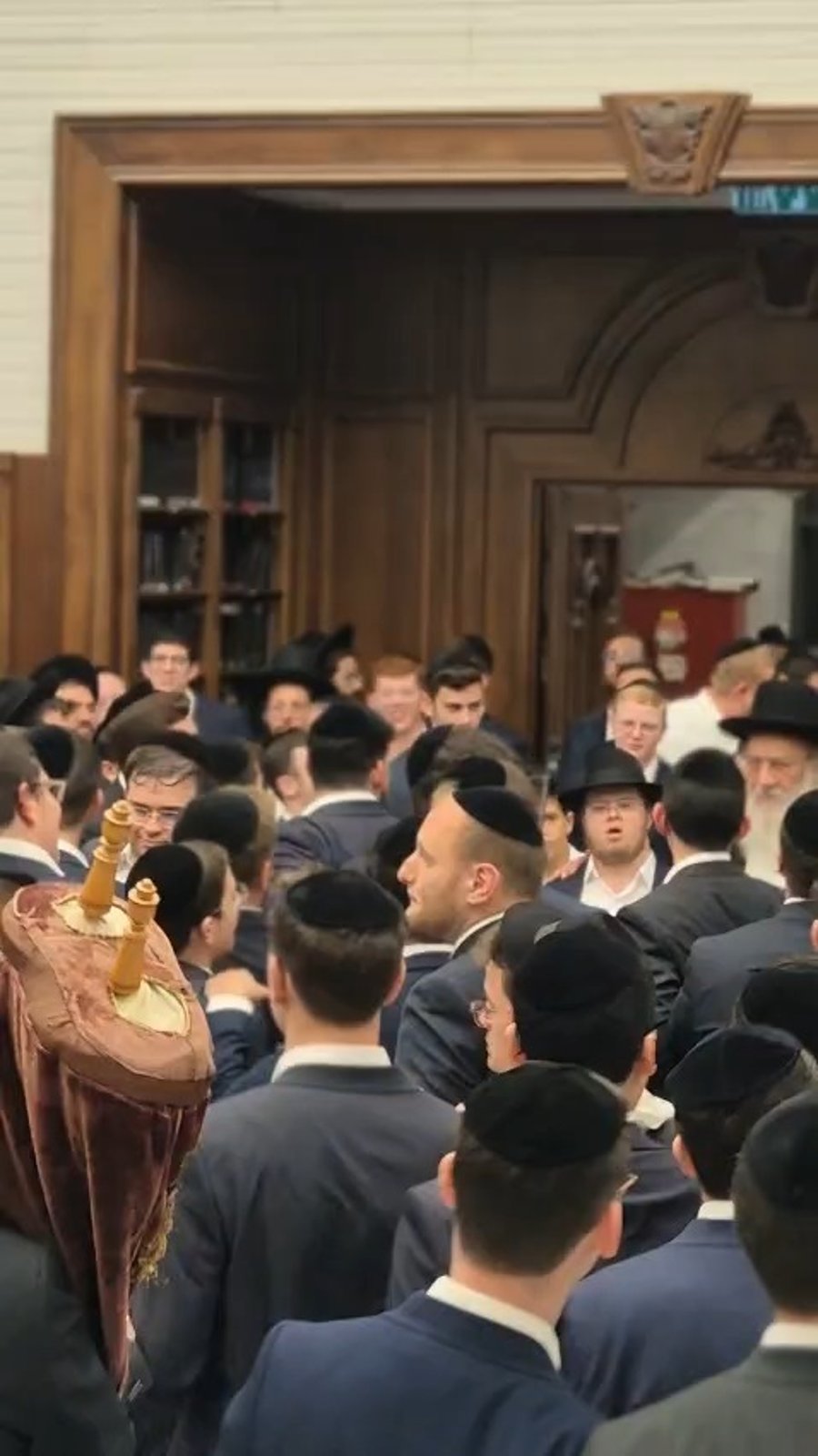 ראש הישיבה נכנס למעמד ההקפות בליווי בנו