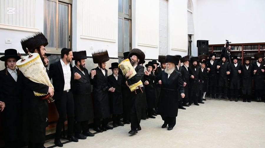 הקפות שניות בחצר זוועהיל | צילום: שוקי לרר