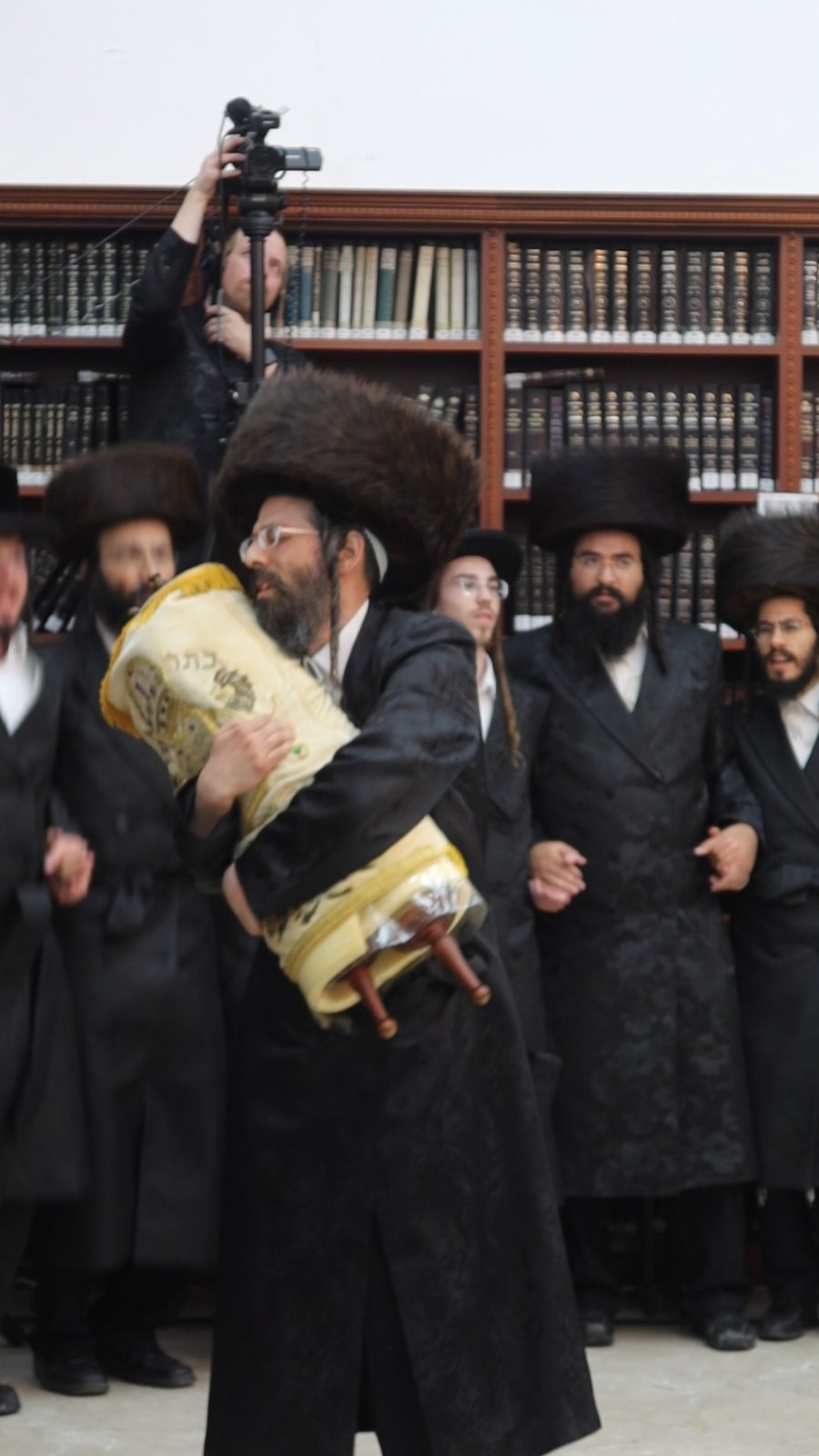 האדמו"ר מזוועהיל בריקוד עם ספר התורה של הרה"ק מזלאטשוב זי"ע | צילום: שימי פ.