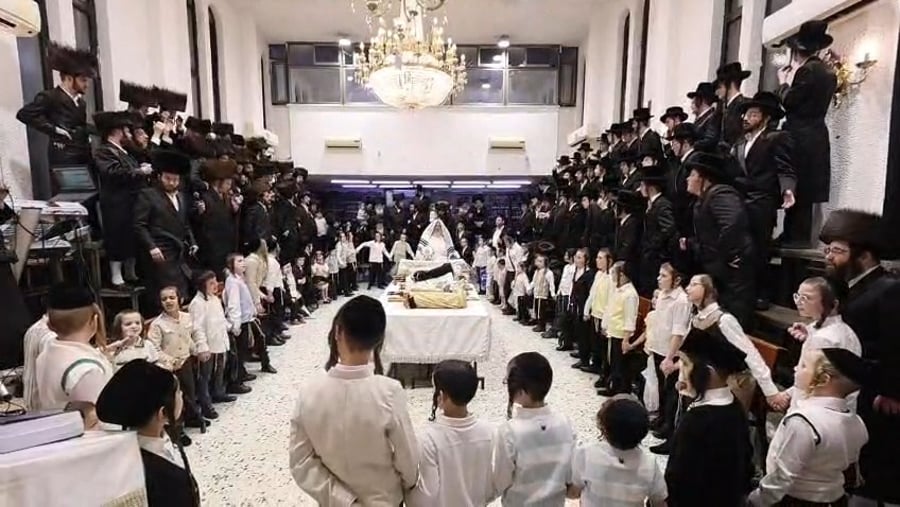 הקפות שניות בחצר הקודש ביאלה בני ברק | צילום: דוד ארזני