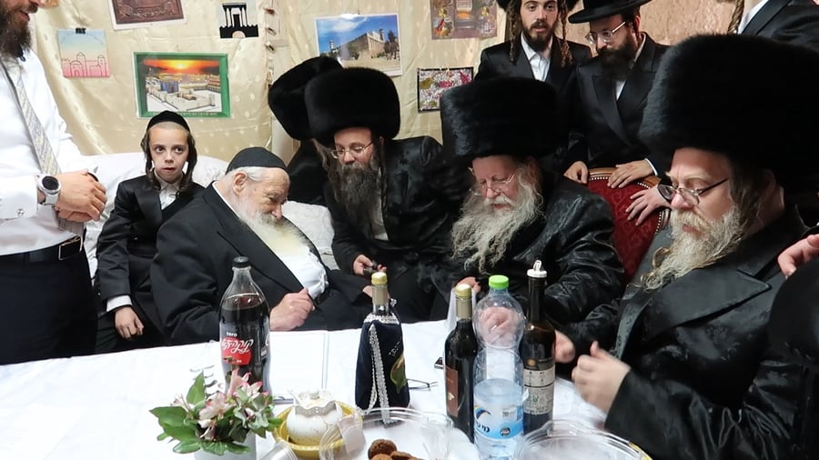 האדמו"ר מקוזמיר שליט"א בביקור אצל הגאון הרב נבנצל שליט"א | צילום: י. פריד