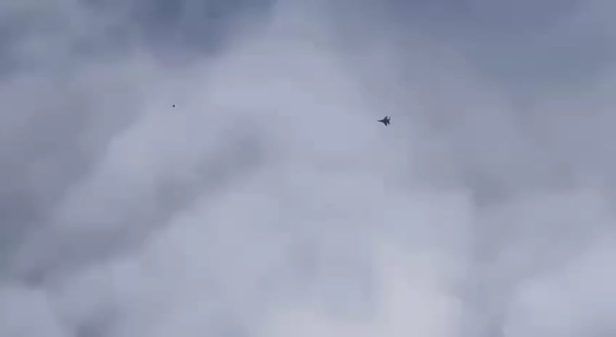 רגעים דרמטיים: טייס קרב חולף דרך ענן הפיצוץ לאחר שהשמיד כטב"מ בתותח