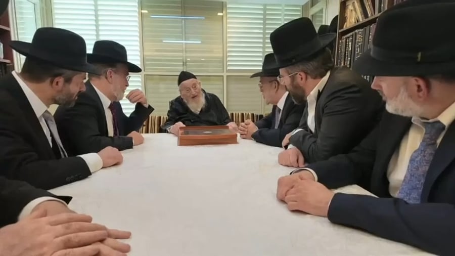 הגרמ"צ ברגמן בפגישה עם חכי"ם של דגל התורה