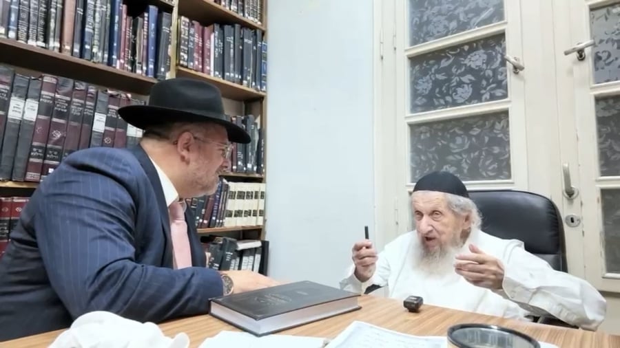 הרב רפאל מנת מציג את השאלה בפני ראש הישיבה הגר"ד לנדו שליט"א