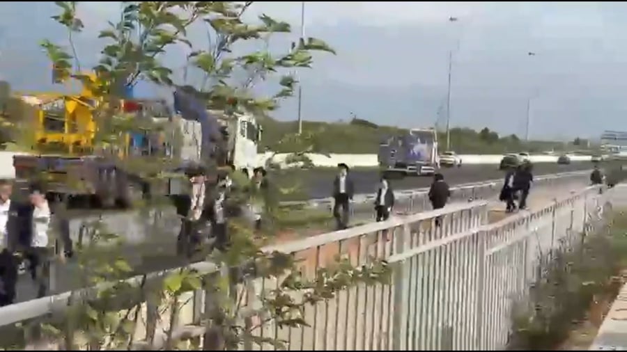 המפגינים חוסמים את כביש 4, הבוקר | צילום: קובי ישראל