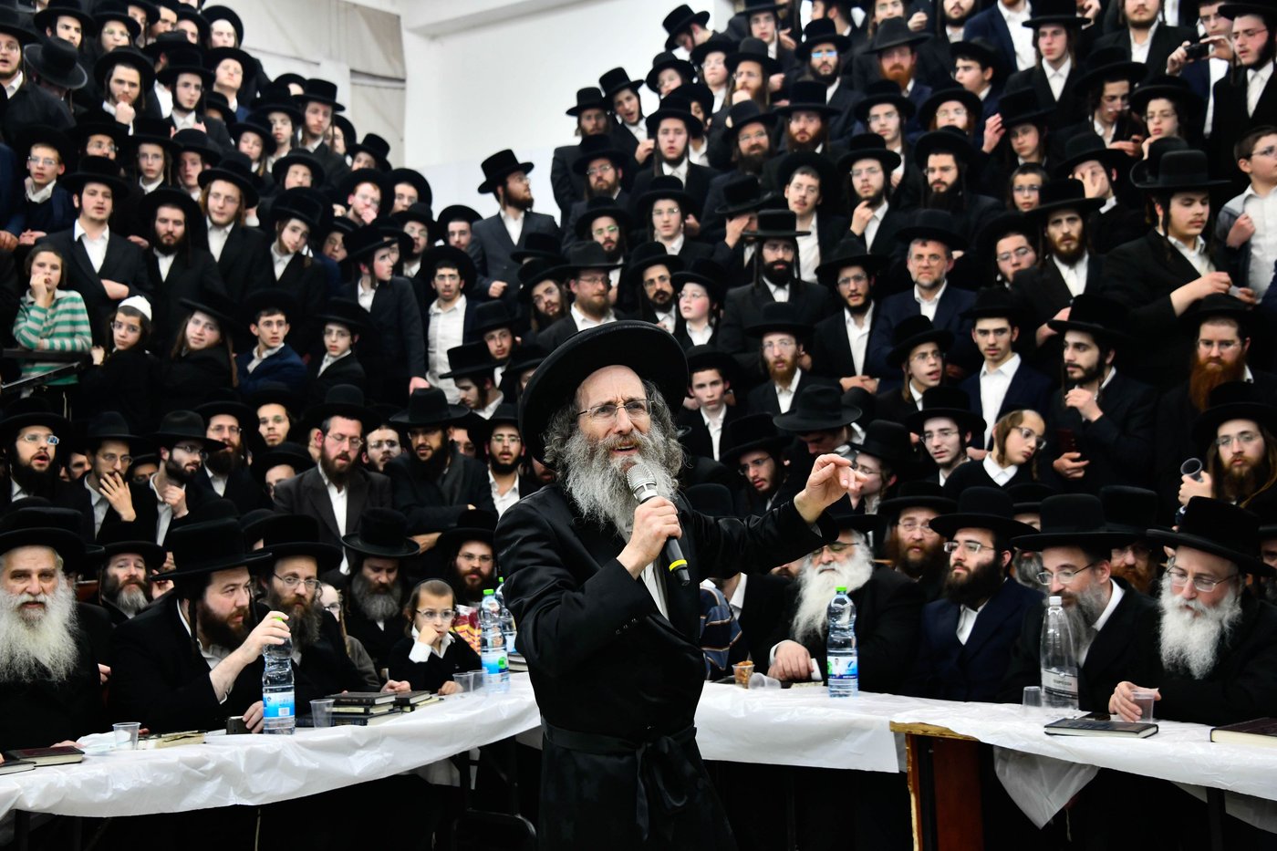 מעמד הדלקת נרות חנוכה אצל הגה"צ רבי אלימלך בידרמן