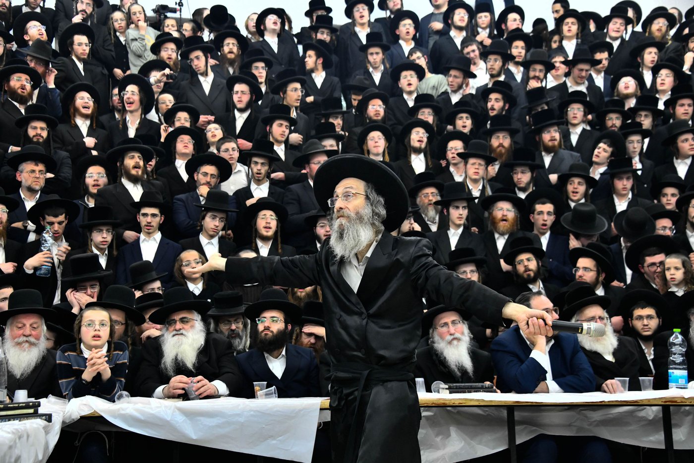 מעמד הדלקת נרות חנוכה אצל הגה"צ רבי אלימלך בידרמן
