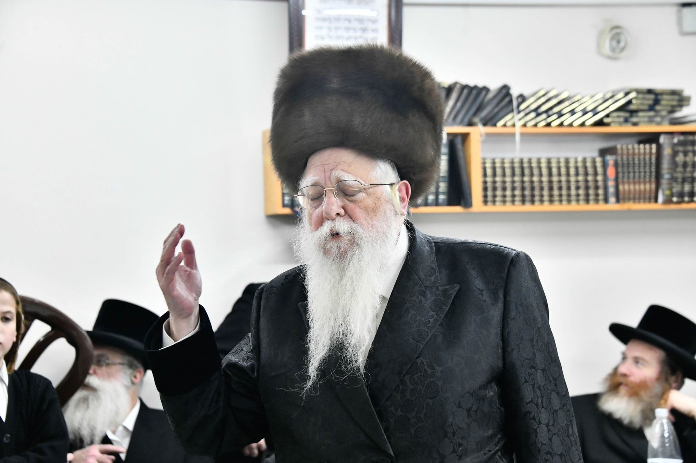 האדמו"ר משאץ ויז'ניץ בהדלקת נרות חנוכה