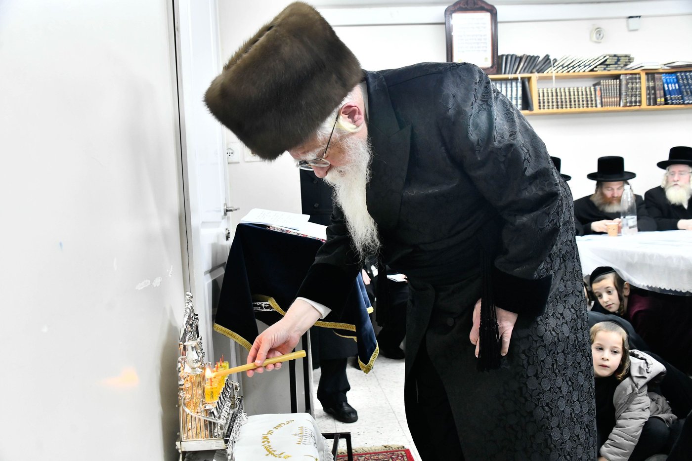 האדמו"ר משאץ ויז'ניץ בהדלקת נרות חנוכה