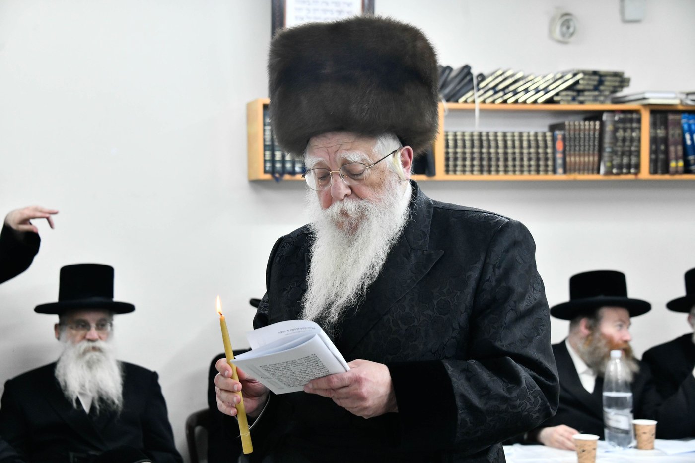האדמו"ר משאץ ויז'ניץ בהדלקת נרות חנוכה