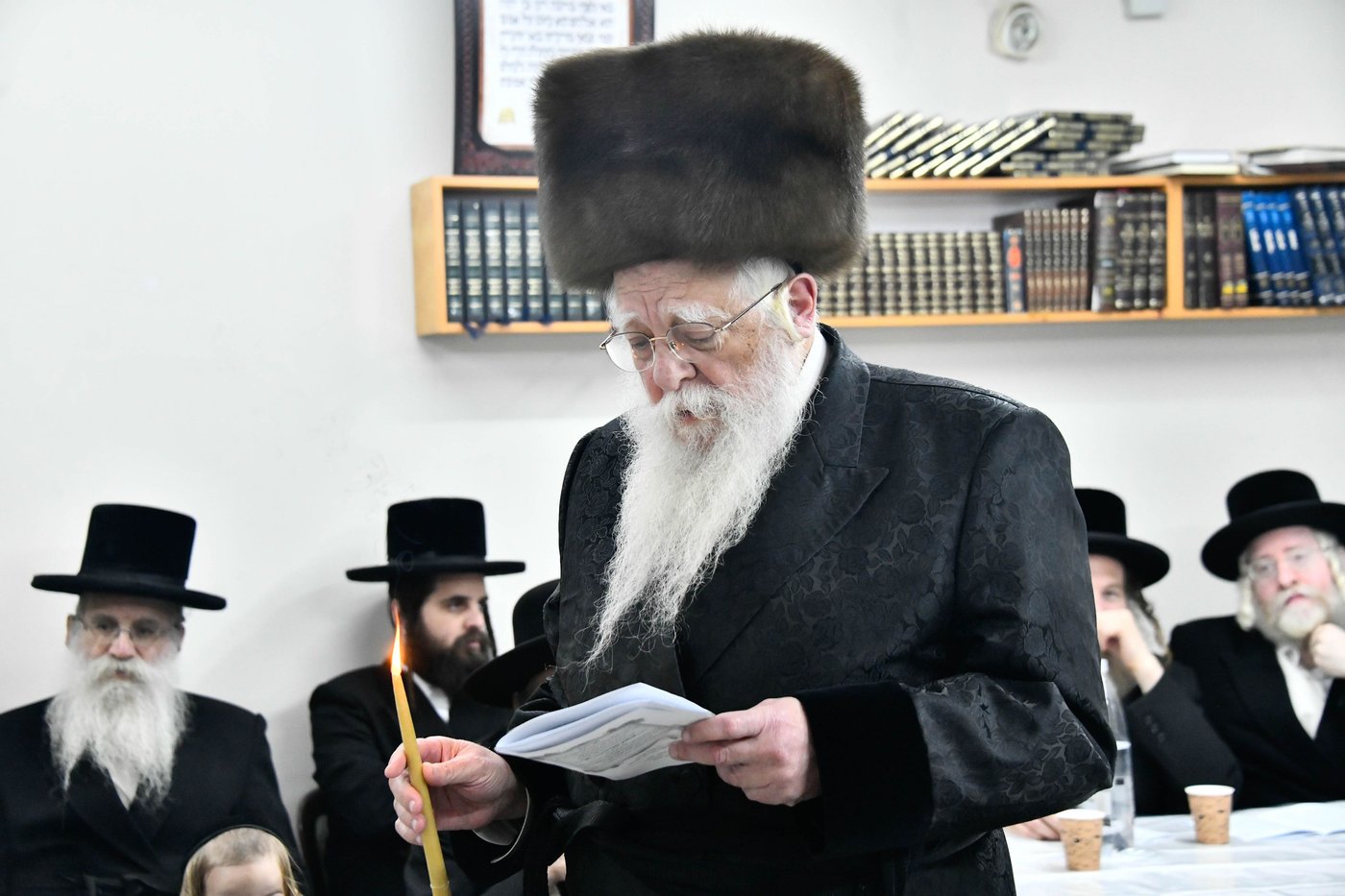 האדמו"ר משאץ ויז'ניץ בהדלקת נרות חנוכה