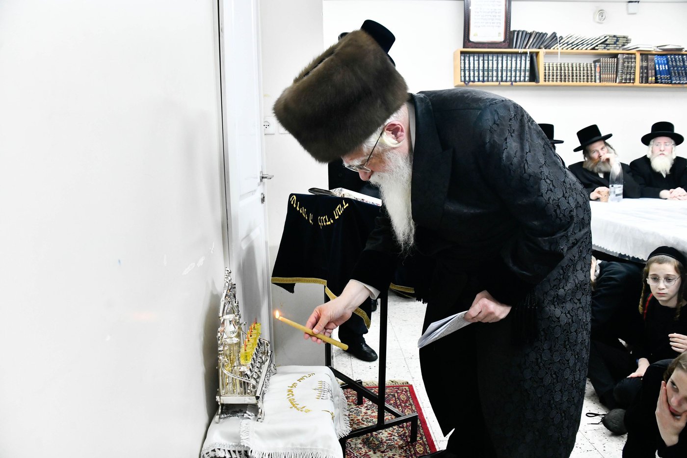 האדמו"ר משאץ ויז'ניץ בהדלקת נרות חנוכה