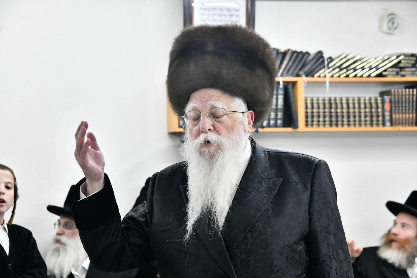 האדמו"ר משאץ ויז'ניץ בהדלקת נרות חנוכה