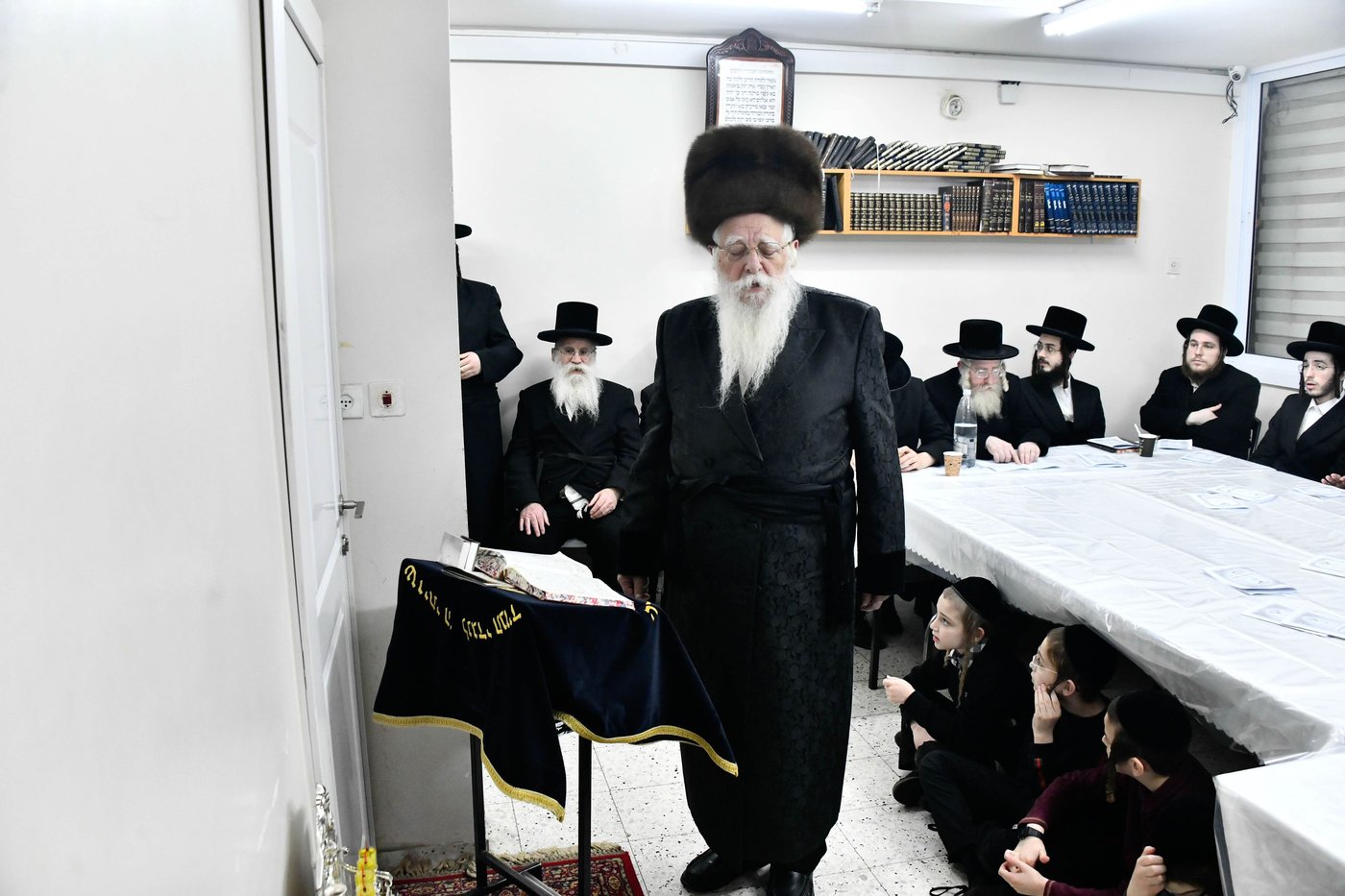 האדמו"ר משאץ ויז'ניץ בהדלקת נרות חנוכה