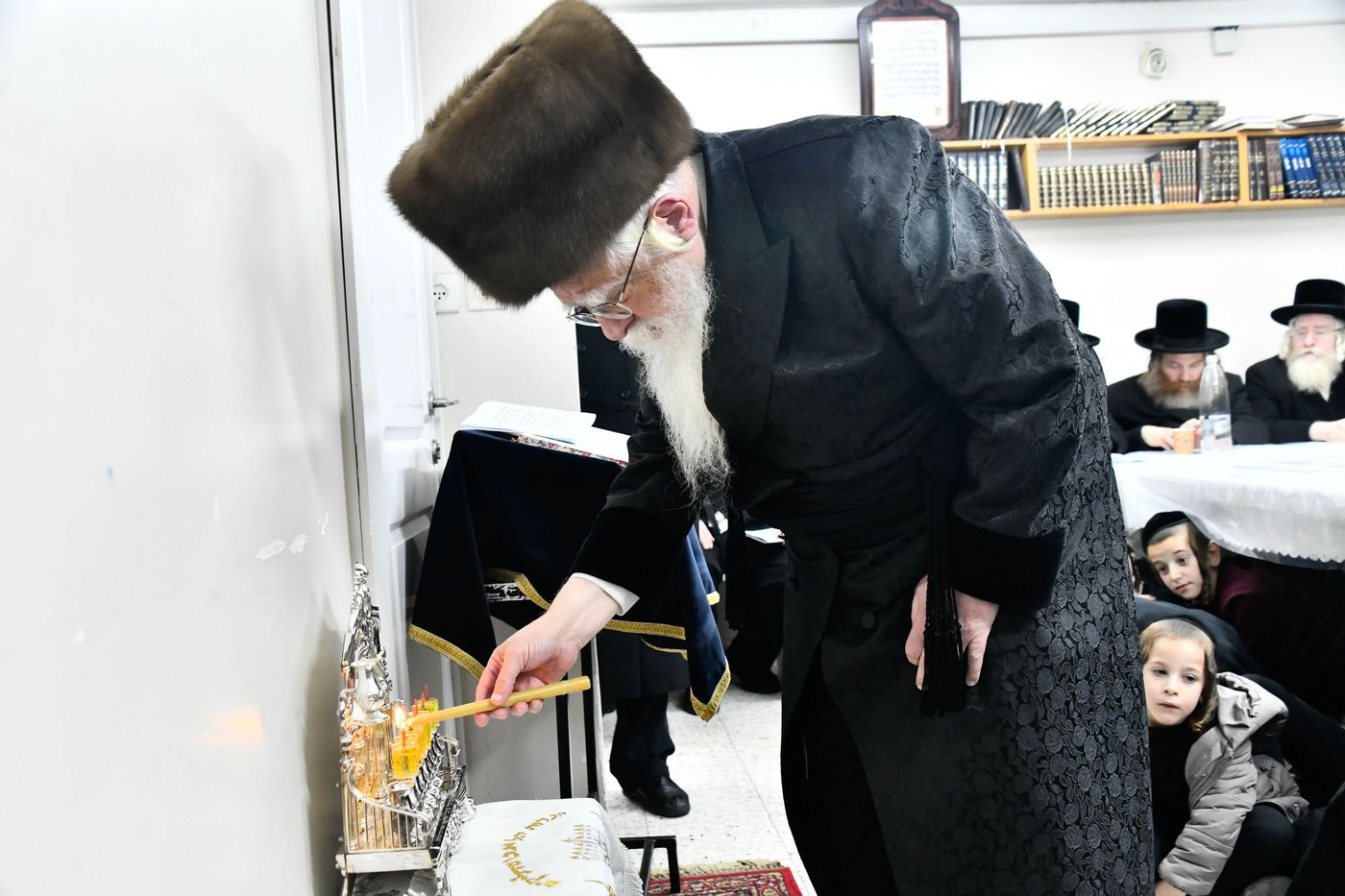 האדמו"ר משאץ ויז'ניץ בהדלקת נרות חנוכה