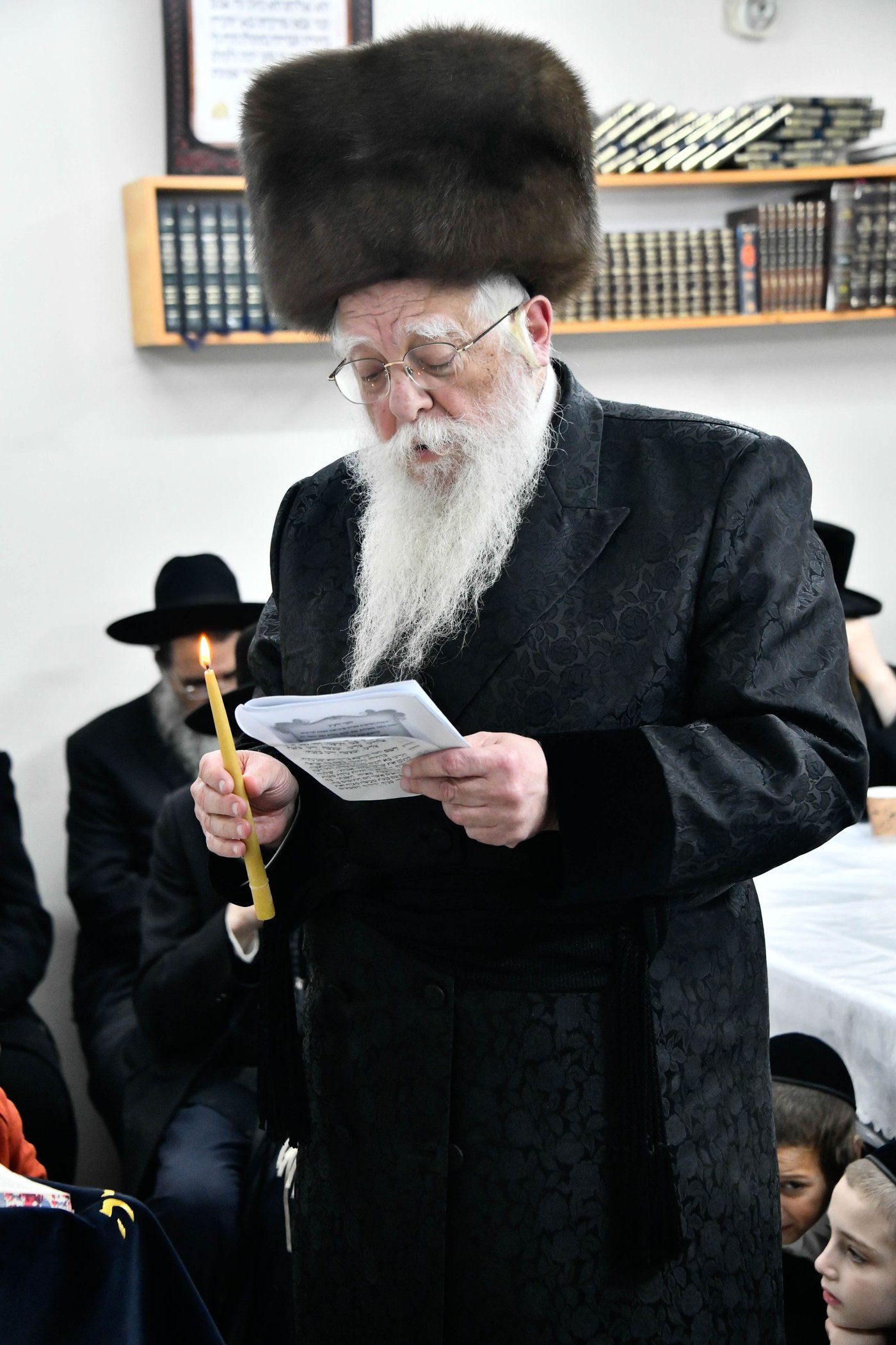 האדמו"ר משאץ ויז'ניץ בהדלקת נרות חנוכה