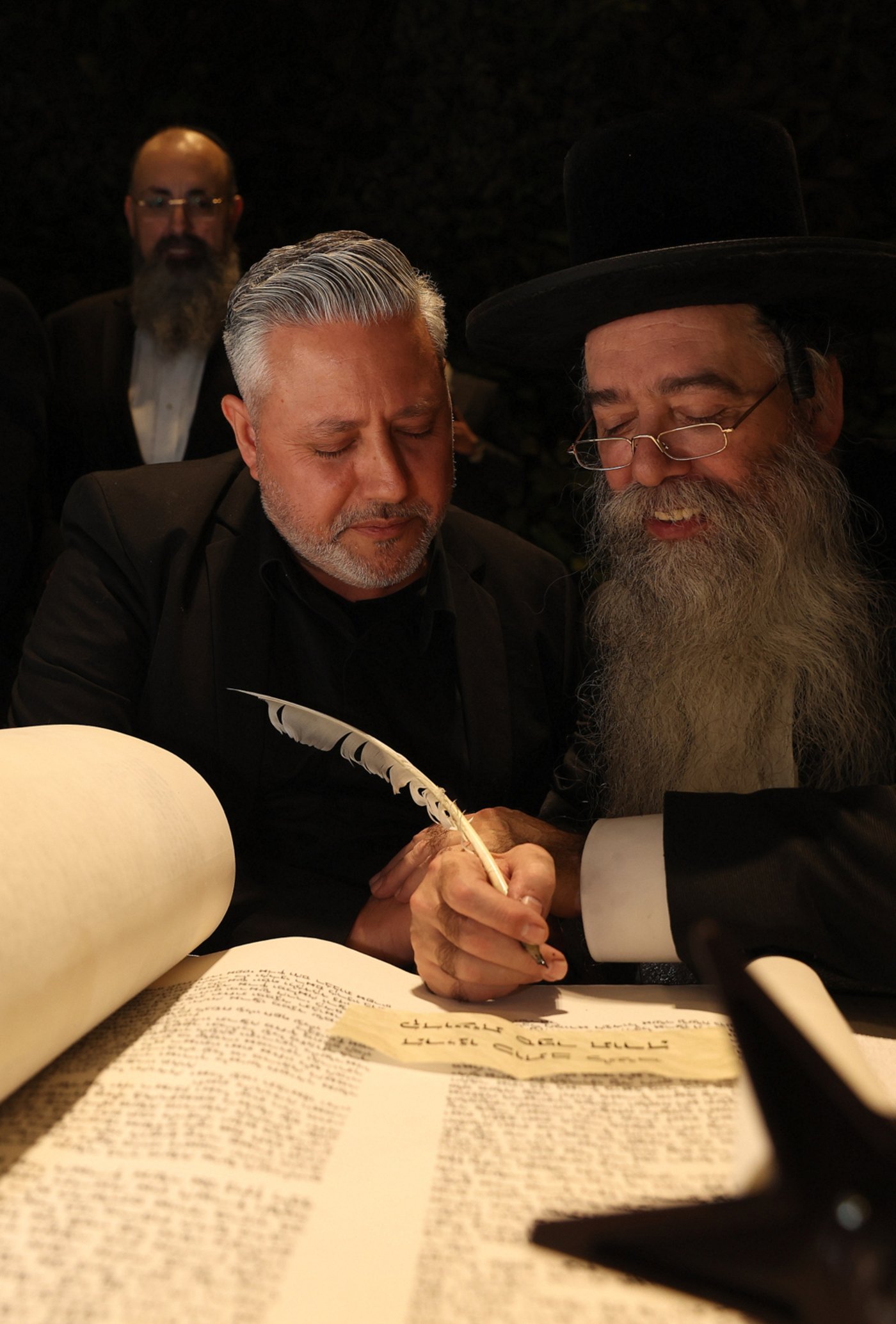 רבנים ואישי ציבור במעמד הכנסת ספר תורה לזכרו של השר דוד לוי ז"ל